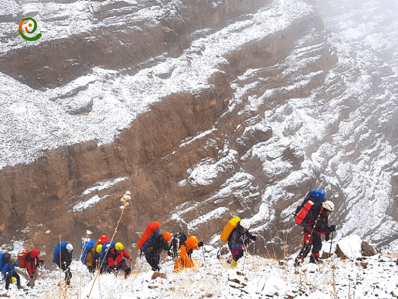 درباره وجه تسمیه قله شیر کوه یزد و نحوه صعود به این قله را در دکوول بخوانید.